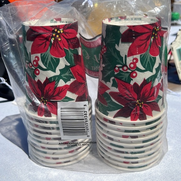 Vintage Christmas Poinsettia Cups - Picture 2 of 2